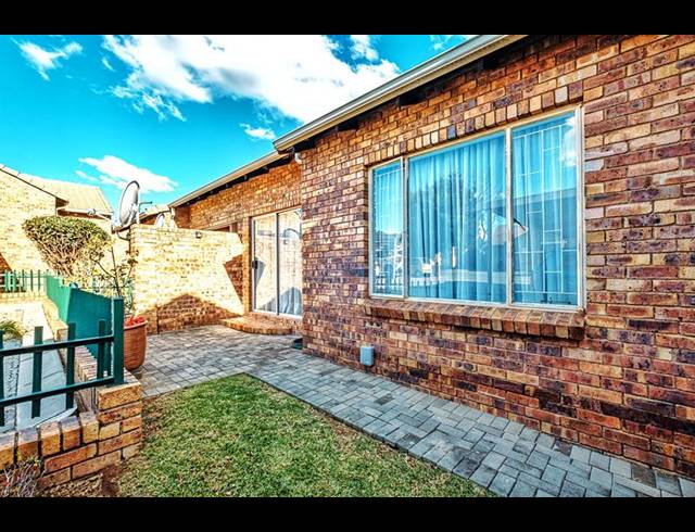 2 BEDROOM TOWNHOUSE FOR SALE IN ALLEN'S NEK